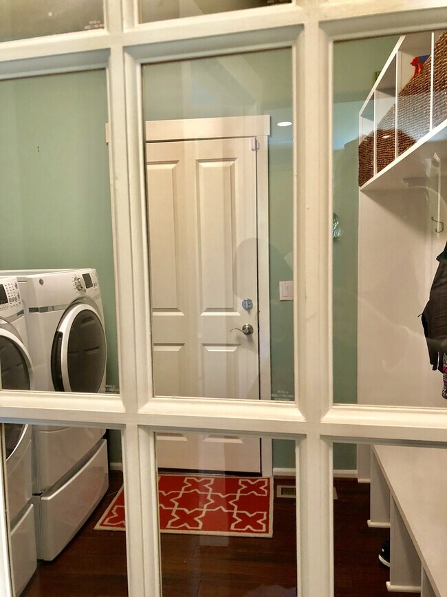 Building Photo - Gorgeous Bainbridge Estate available now.....