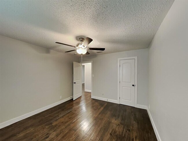 Building Photo - 3 BR/1.5BA | Renovated Single Family Home | 1-Car Garage | Gated backyard