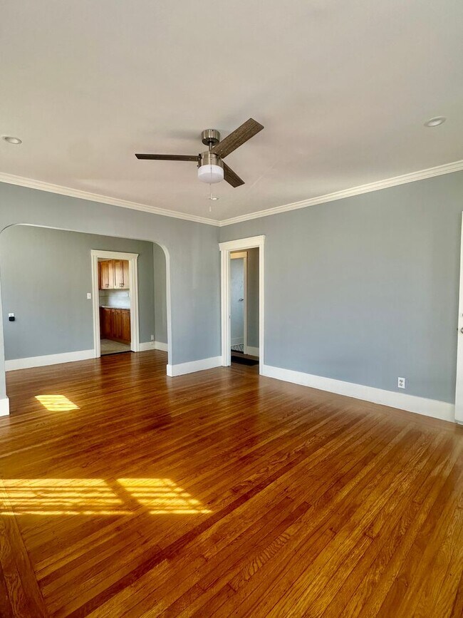 Building Photo - Charming single family home available for ...