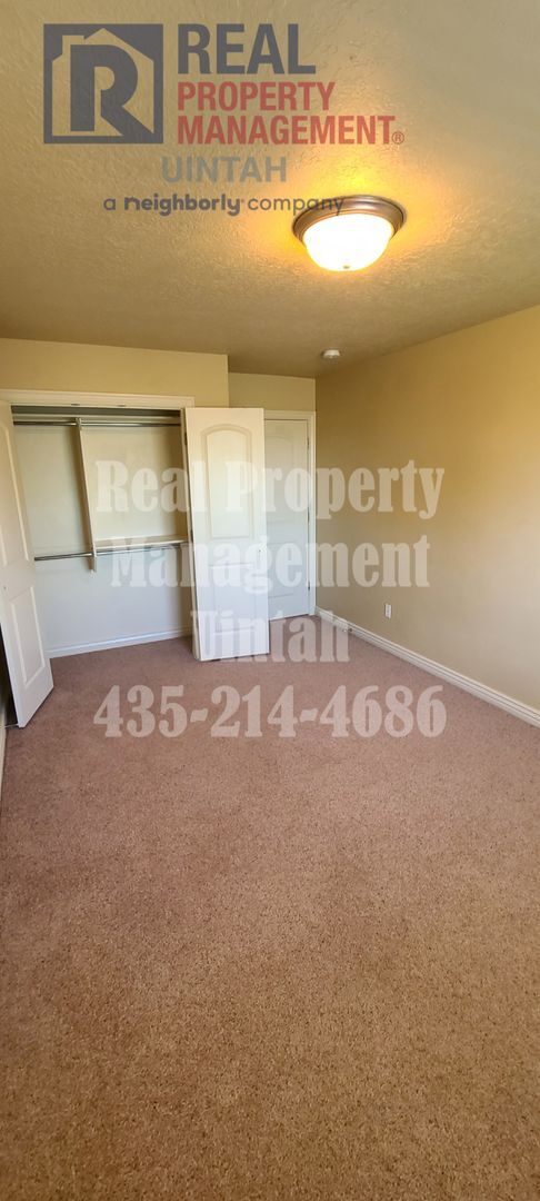Building Photo - 431 E Gray Fox Ln