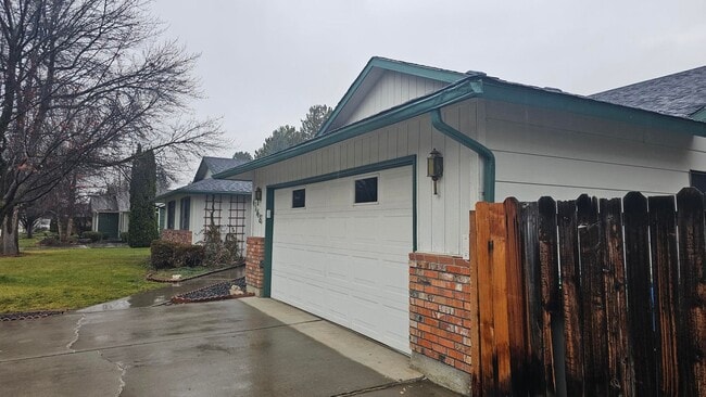 Building Photo - Make This West Boise Home Your Holiday Haven — 3 Beds, 2 Baths!