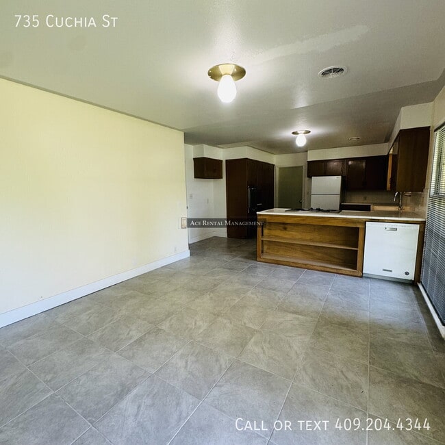 Building Photo - 735 Cuchia St