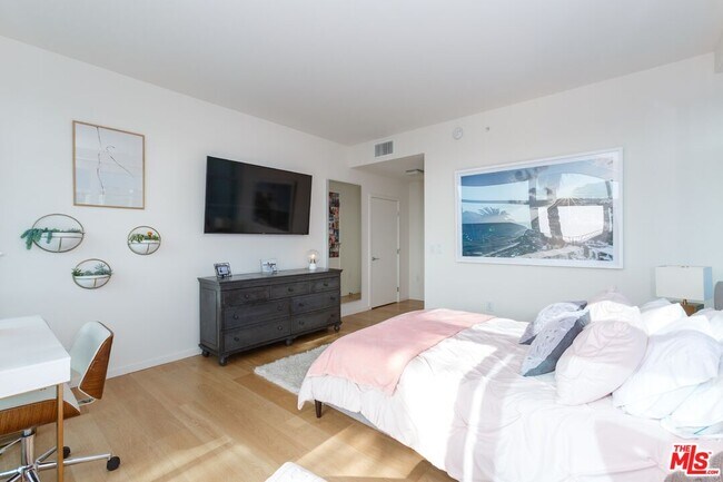 Building Photo - 1705 Ocean Ave