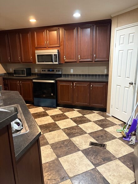 Kitchen with appliances - 643 Dogwood Trl