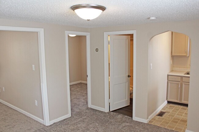 Building Photo - 1-Bedroom, 1-Bath House for Rent