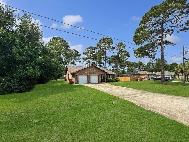 Building Photo - Charming Navarre Home with Hardwood Floors...