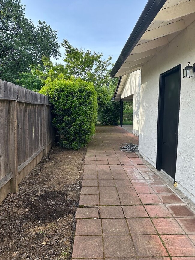 Building Photo - Beautifully maintained home in a peaceful setting