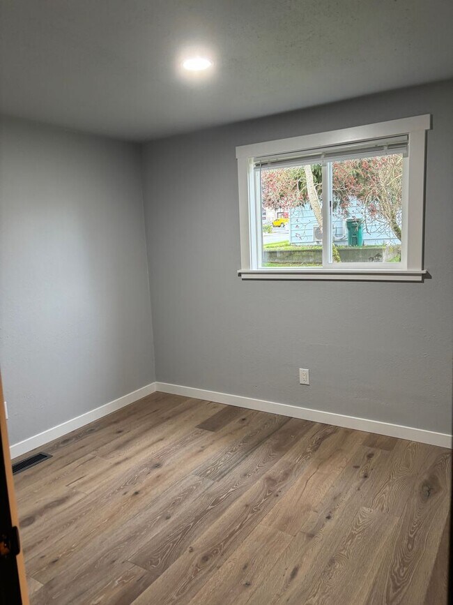 Building Photo - 3 Bed Home with Yard, Garage + In-Unit W/D