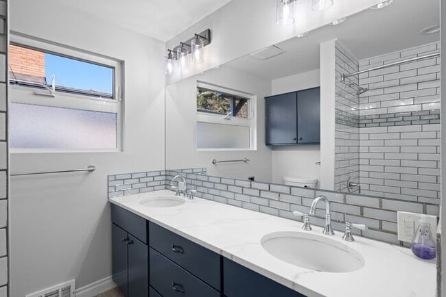 Building Photo - Elegant and Spacious Air-Conditioned Lincoln Park Rambler