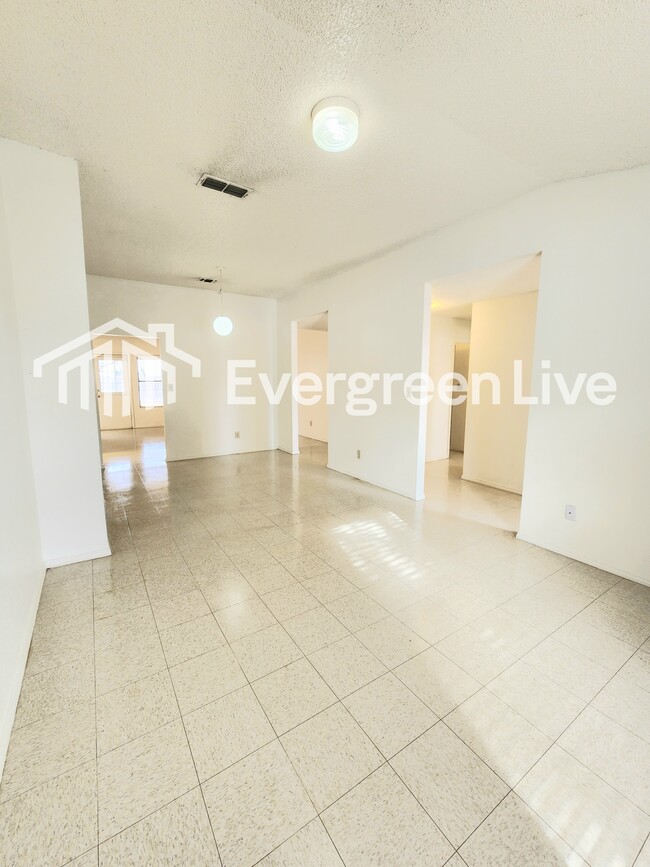 Building Photo - 2302 Sandia Ct