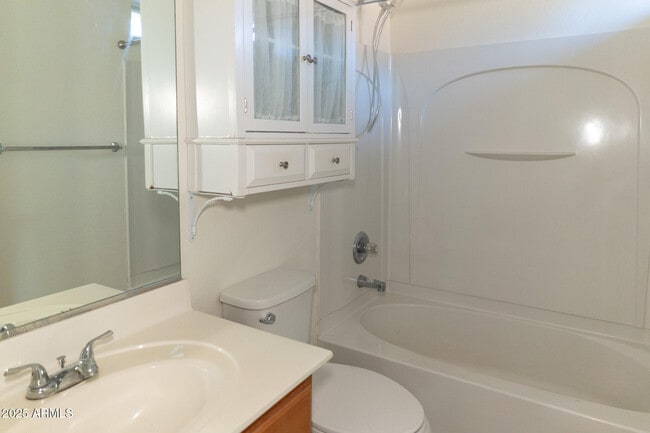 Building Photo - 1759 W Wilson Ave