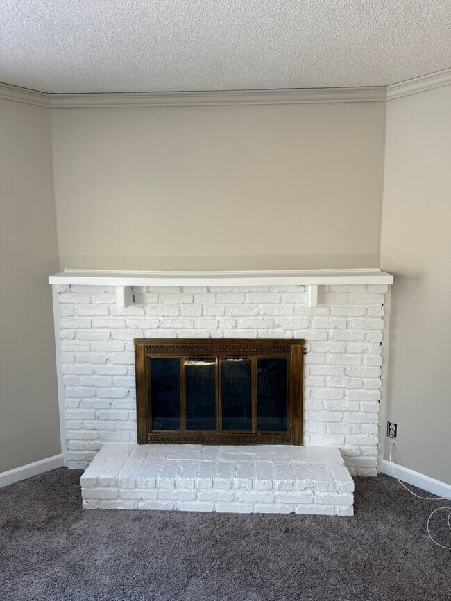 Building Photo - THREE BEDROOM SINGLE-FAMILY HOME WITH ACREAGE!