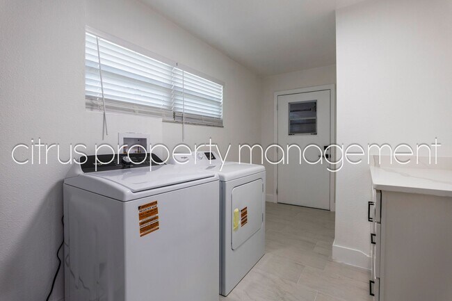 Building Photo - Impeccable, Fully Remodeled 3/2 with Huge Bonus Room Convenient to UCF!