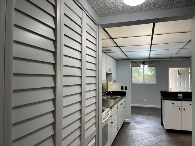 Building Photo - 1850 Fairview Villas Dr