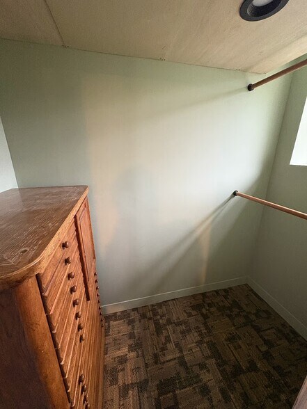 Building Photo - 6021 NE Milton St