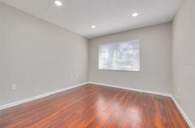 Building Photo - 2 Bedroom/1 Bathroom 2nd floor condo at Pa...