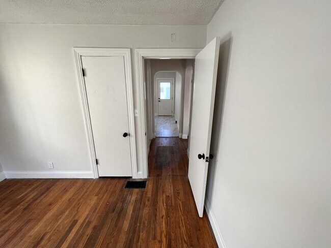 Building Photo - 407 N 42nd St