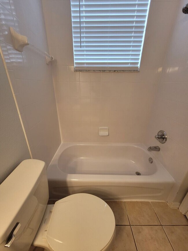 Building Photo - Amazing Renovated 4 bed 3 bath in Davenport