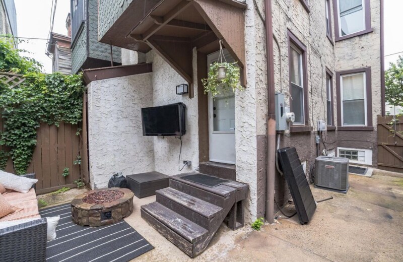 Building Photo - 2432 Poplar St