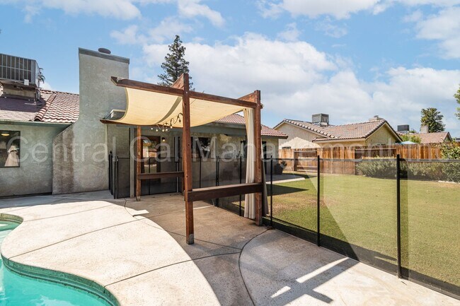Building Photo - 4 Bedroom/2 Bath Home with a Pool and Sola...