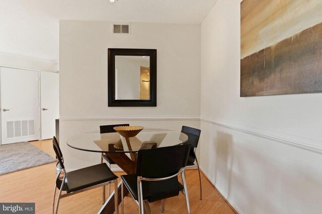 Building Photo - Move In Ready!