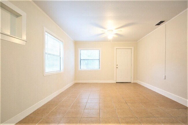 Building Photo - 205 Columbia Dr