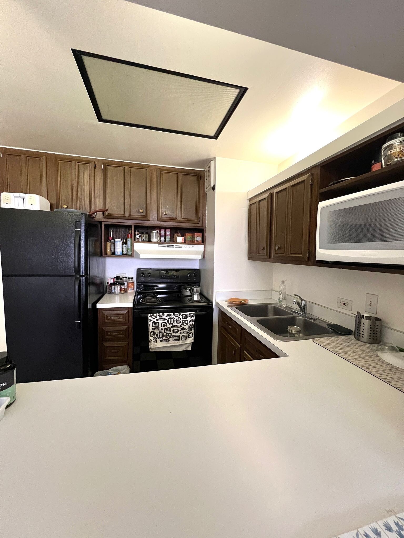 Kitchen Appliances - 4343 N CLARENDON Ave