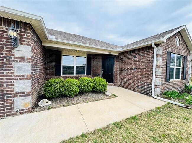 Building Photo - 4 bed/2 bath newer construction in prime location in Claremore!