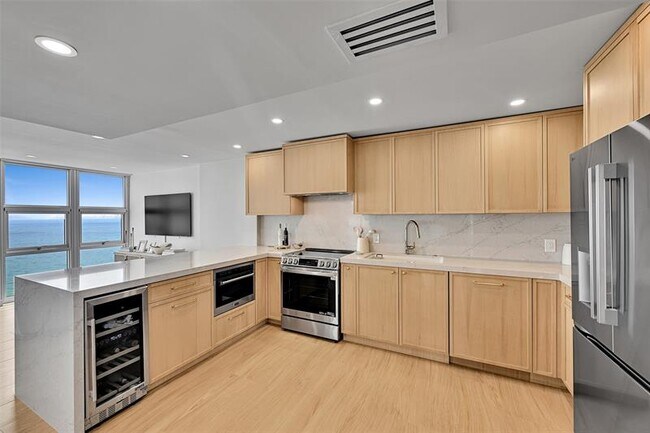Building Photo - 525 N Ocean Blvd