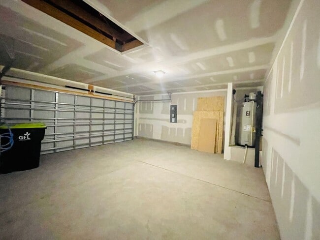 Building Photo - Gorgeous 4bed/3bath home w/ Fenced Yard in...