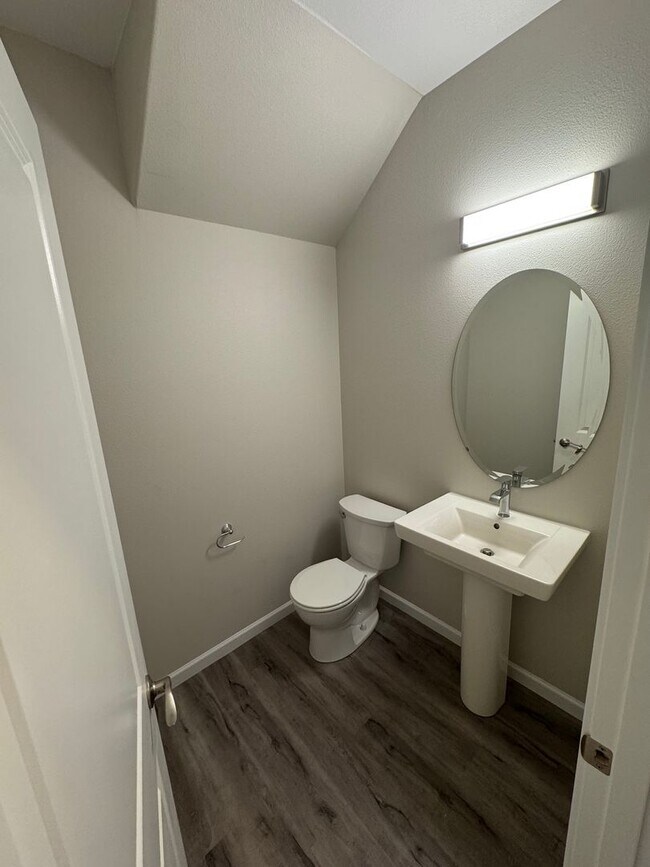 Building Photo - Brand New 3 Bed / 2.5 Bath Duplex! $250 Am...