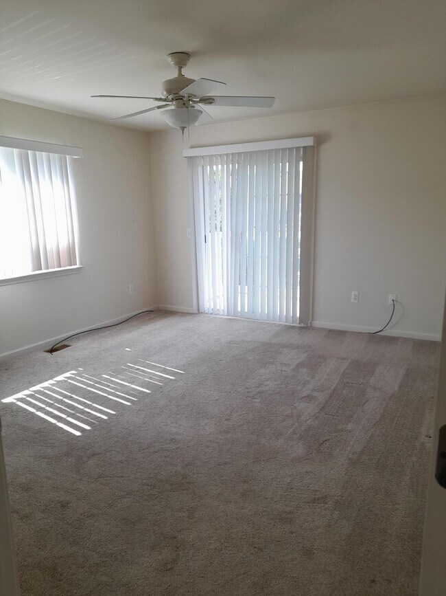 Building Photo - 5812 Acorn Ln