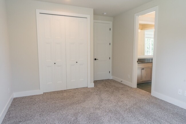 Building Photo - 5Bd/4.25Ba Kirkland House