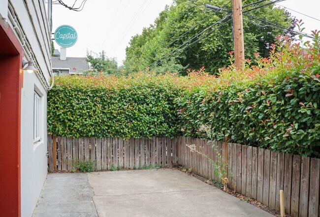 Building Photo - Ideal John's Landing 1-Bed w/ Open Layout, Washer/Dryer & a Private Patio!