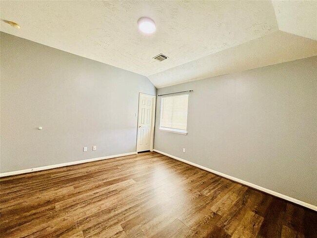 Building Photo - 1803 Stoneleigh Ct