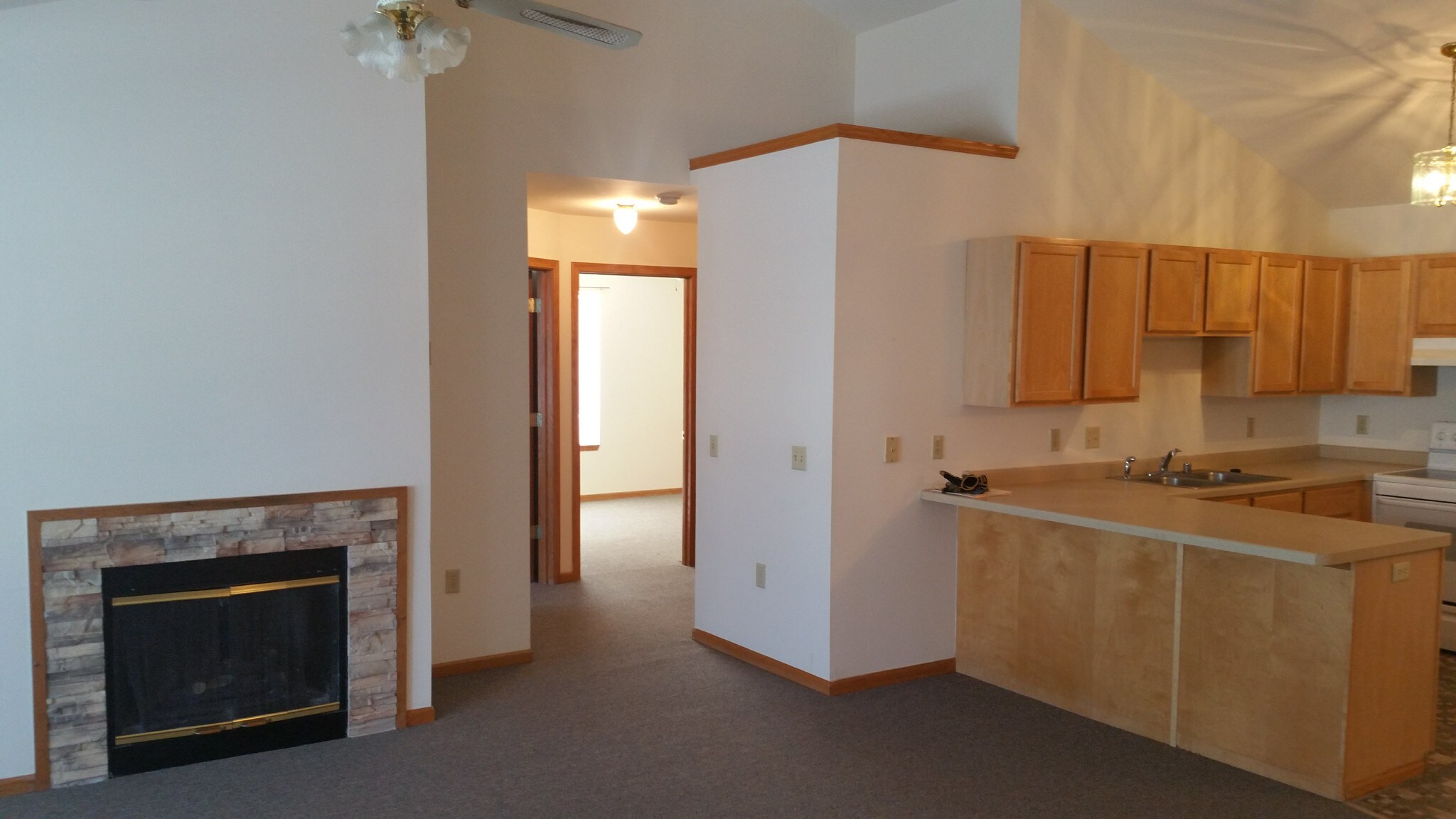 Building Photo - 320 E Tyranena Park Rd