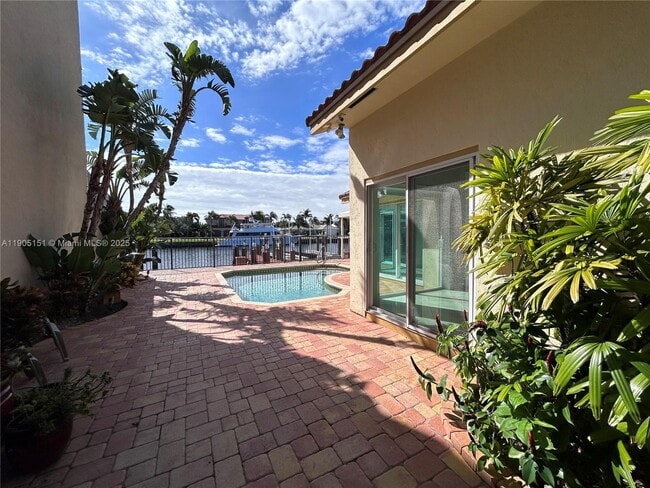 Building Photo - 484 Commodore Cir