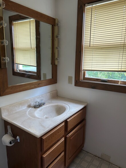 Building Photo - 429 S Windsor St