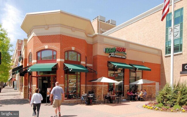 Building Photo - 900 N Garfield St