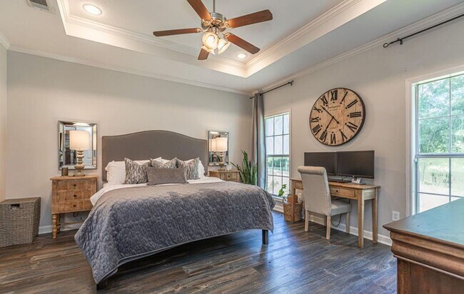 Building Photo - Welcome to Serenity at its finest!!