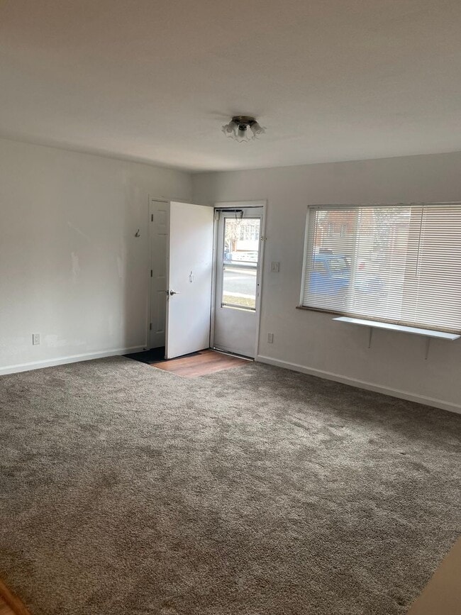 Building Photo - Gorgeous Remodeled 2 bedroom!  Must see in...