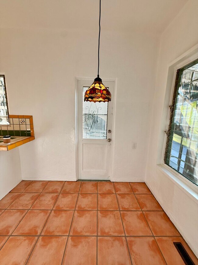 Building Photo - 2166 Beachwood Terrace