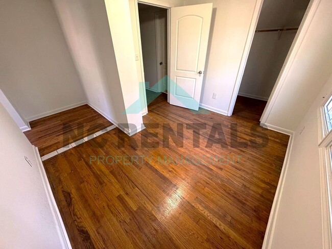 Building Photo - NEWLY RENOVATED! Spacious 6-Bedroom, 2-Bat...