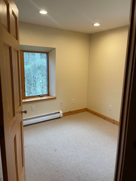 Building Photo - 283 N Valley Rd