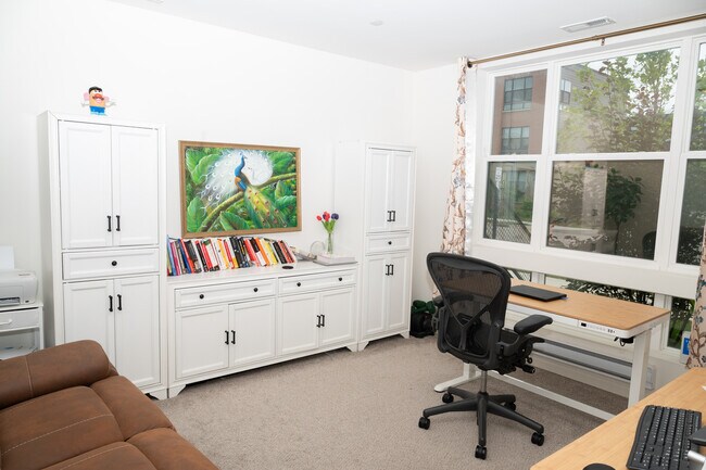 Building Photo - 2204 Venture Dr