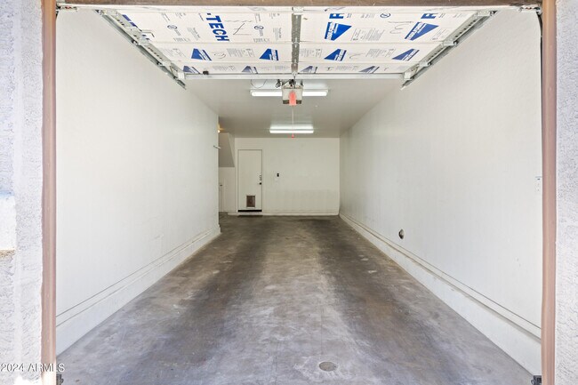 Building Photo - 2256 E Huntington Dr