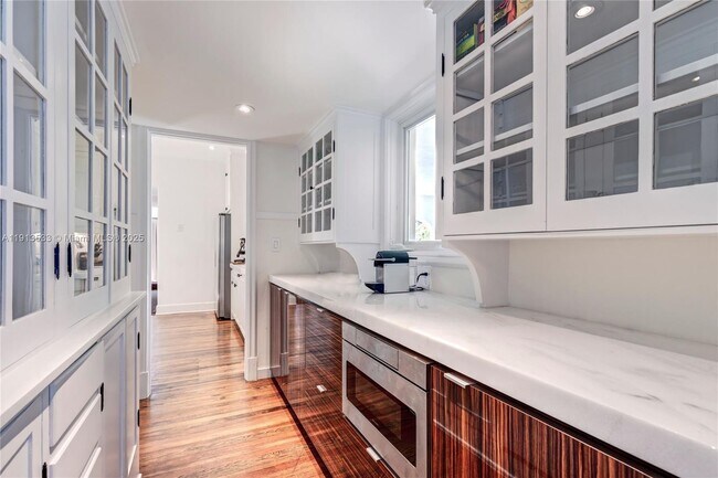 Building Photo - 5800 La Gorce Dr