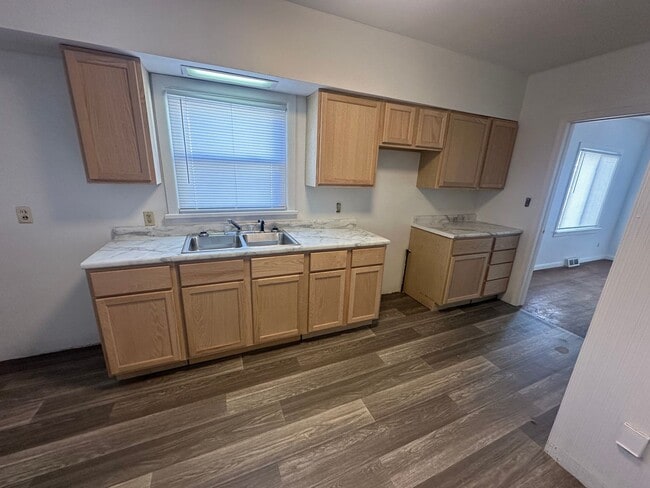 Building Photo - 2 bed 1 bath update home with original hardwood