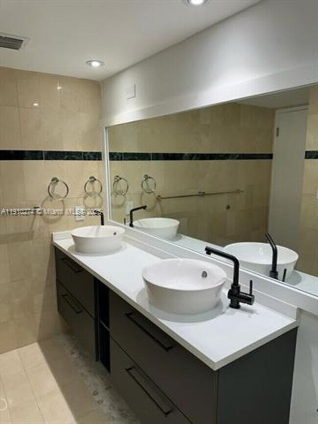 Building Photo - 251 Crandon Blvd