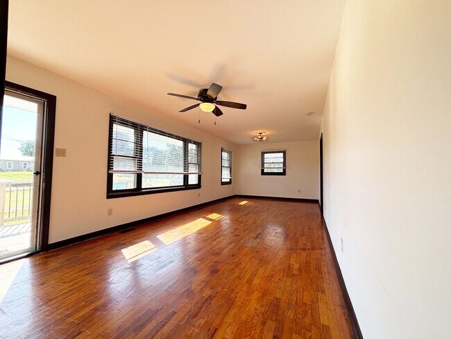 Building Photo - Greenback 37742 - 3 bedroom, 1 bath home - Contact Jeremy Logan (865) 307-2273